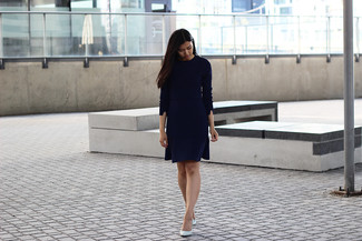 Come indossare e abbinare un vestito blu scuro per una donna di 30 anni quando fa caldo in modo smart-casual: Mostra il tuo stile in un vestito blu scuro per affrontare con facilità la tua giornata. Décolleté in pelle azzurri sono una eccellente scelta per completare il look.