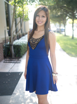 Come indossare e abbinare un bracciale trasparente quando fa caldo: Abbina un vestito a pieghe decorato blu con un bracciale trasparente per un fantastico look da sfoggiare nel weekend.