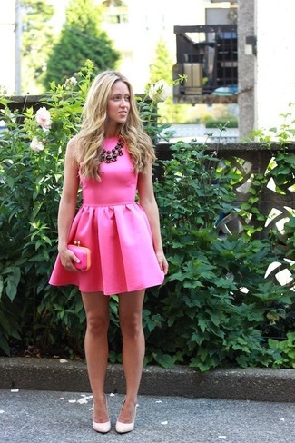 Come indossare e abbinare una pochette rosa quando fa caldo: Potresti indossare un vestito a pieghe fucsia e una pochette rosa per un outfit rilassato ma alla moda. Décolleté in pelle beige sono una gradevolissima scelta per completare il look.