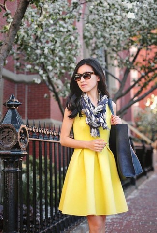 Come indossare e abbinare una sciarpa bianca e blu scuro per una donna di 30 anni quando fa caldo: Abbina un vestito a pieghe giallo con una sciarpa bianca e blu scuro per un look facile da indossare.