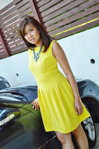 Come indossare e abbinare un gioiello blu per una donna di 30 anni: Metti un vestito a pieghe giallo e un gioiello blu per una sensazione di semplicità e spensieratezza.