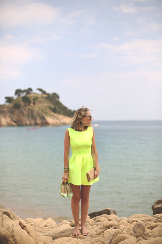 Look alla moda per donna: Vestito a pieghe giallo, Décolleté di tela stampati verdi, Pochette di paglia marrone chiaro, Occhiali da sole marroni