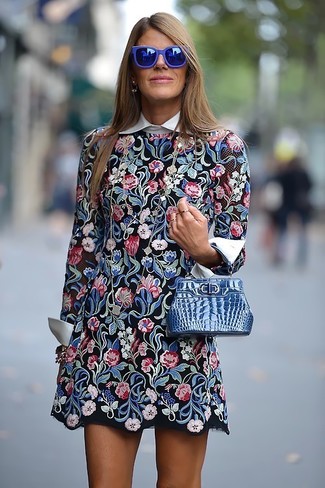 Come indossare e abbinare una pochette blu per una donna di 30 anni quando fa caldo: Combina un vestito a pieghe a fiori nero con una pochette blu per un'atmosfera casual-cool.