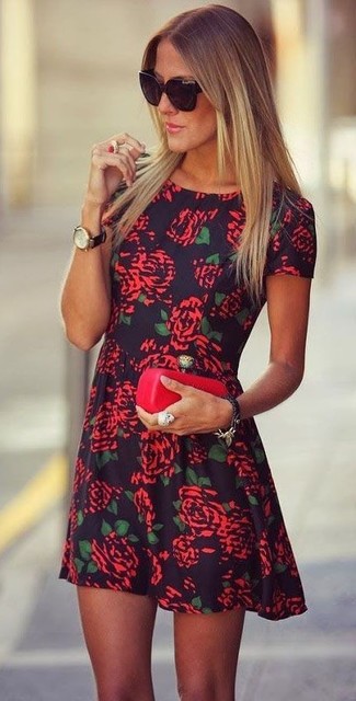 Come indossare e abbinare un gioiello rosso quando fa caldo: Potresti indossare un vestito a pieghe a fiori nero e un gioiello rosso per un'atmosfera casual-cool.