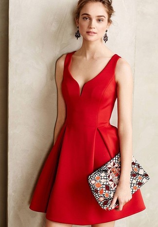 Come indossare e abbinare una pochette stampata per una donna di 30 anni: Potresti indossare un vestito a pieghe rosso e una pochette stampata per le giornate pigre.