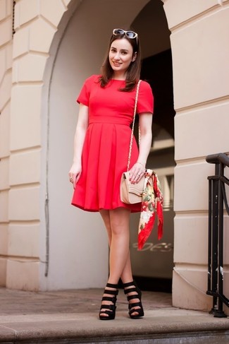 Come indossare e abbinare un vestito a pieghe rosso: Per un outfit quotidiano pieno di carattere e personalità, punta su un vestito a pieghe rosso. Un paio di sandali con tacco in pelle neri si abbina alla perfezione a una grande varietà di outfit.