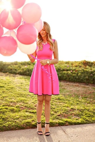 Come indossare e abbinare un vestito a pieghe rosa: Metti un vestito a pieghe rosa per un look raffinato. Sandali con tacco in pelle neri sono una valida scelta per completare il look.
