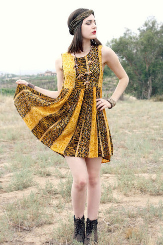 Look alla moda per donna: Vestito a pieghe leopardato giallo, Stivali piatti stringati in pelle marrone scuro, Cerchietto leopardato marrone, Bracciale marrone