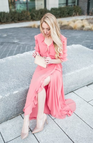 Come indossare e abbinare un vestito rosa per una donna di 20 anni in modo formale: Un vestito rosa metteranno in luce il tuo gusto per gli abiti di sartoria. Décolleté in pelle beige sono una interessante scelta per completare il look.