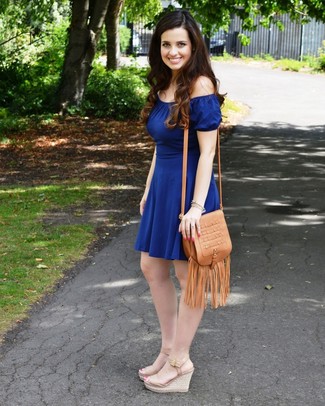 Come indossare e abbinare un vestito blu scuro in estate 2024: Indossa un vestito blu scuro per andare a prendere un caffè in stile casual. Prova con un paio di sandali con zeppa in pelle beige per dare un tocco classico al completo. Una buona scelta per essere impeccabile questa estate!