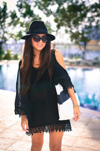 Come indossare e abbinare un borsalino: Opta per un vestito a spalle scoperte di seta nero e un borsalino per le giornate pigre.