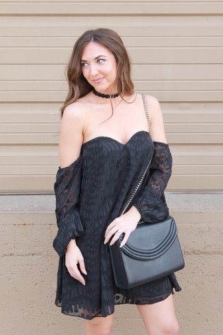 Come indossare e abbinare un girocollo nero per una donna di 30 anni: Scegli un outfit composto da un vestito a spalle scoperte di chiffon nero e un girocollo nero per essere casual.