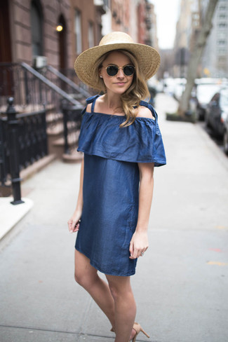 Come indossare e abbinare un vestito a spalle scoperte blu per una donna di 20 anni quando fa molto caldo in modo casual: Una scelta semplice come un vestito a spalle scoperte blu può distinguerti dalla massa.