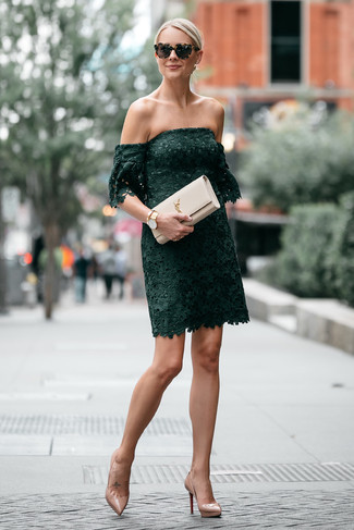 Come indossare e abbinare un vestito verde scuro in modo smart-casual: Punta su un vestito verde scuro per un look facile da indossare. Completa questo look con un paio di décolleté in pelle beige.