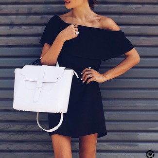 Come indossare e abbinare una borsa bianca e nera: Opta per un vestito a spalle scoperte nero e una borsa bianca e nera per un'atmosfera casual-cool.
