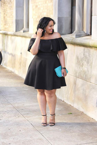 Come indossare e abbinare una pochette acqua per una donna di 20 anni: Abbina un vestito a spalle scoperte nero con una pochette acqua per essere casual. Sandali con tacco in pelle neri sono una validissima scelta per completare il look.