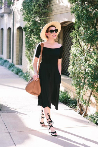 Come indossare e abbinare sandali neri: Indossa un vestito a spalle scoperte nero per essere casual. Non vuoi calcare troppo la mano con le scarpe? Indossa un paio di sandali neri per la giornata.