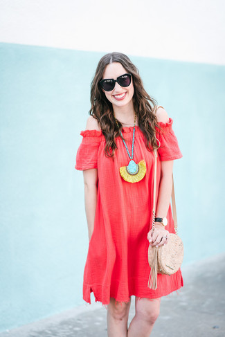 Come indossare e abbinare un vestito a spalle scoperte rosso per una donna di 30 anni quando fa molto caldo: Mostra il tuo stile in un vestito a spalle scoperte rosso per un look comfy-casual.