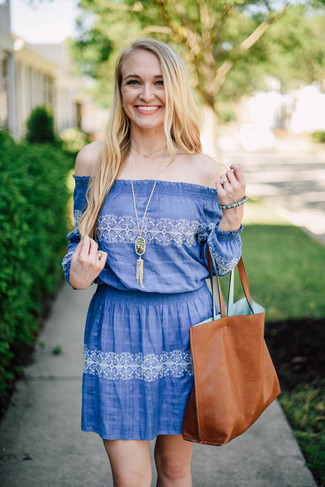 Come indossare e abbinare una borsa terracotta per una donna di 30 anni quando fa molto caldo: Opta per un vestito a spalle scoperte stampato blu e una borsa terracotta per un look trendy e alla mano.