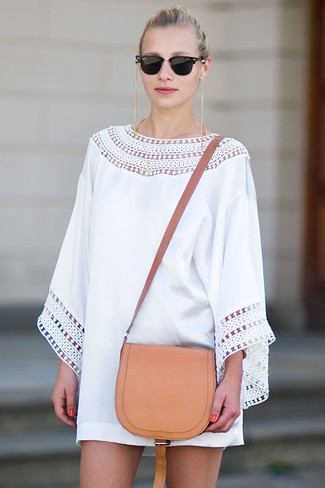 Come indossare e abbinare una borsa a tracolla beige: Prova a combinare un vestito a trapezio all'uncinetto bianco con una borsa a tracolla beige per un look perfetto per il weekend.
