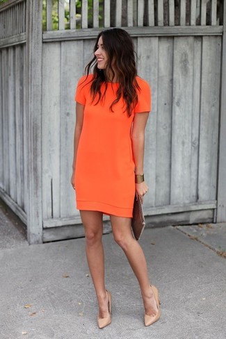 Come indossare e abbinare un vestito a trapezio arancione: Metti un vestito a trapezio arancione per un drink dopo il lavoro. Décolleté in pelle marrone chiaro sono una interessante scelta per completare il look.