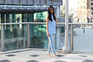 Come indossare e abbinare jeans aderenti azzurri: Scegli un outfit composto da un vestito a trapezio azzurro e jeans aderenti azzurri per un look raffinato ma semplice. Décolleté in pelle bianchi sono una eccellente scelta per completare il look.
