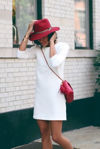 Come indossare e abbinare un borsalino di lana in primavera 2025: Prova a combinare un vestito a trapezio testurizzato bianco con un borsalino di lana per un look trendy e alla mano. Un outfit fantastico per essere cool e trendy anche durante la stagione transitoria.