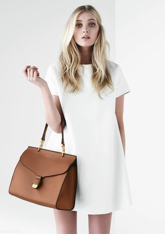 Come indossare e abbinare una cartella in primavera 2024: Scegli un vestito a trapezio bianco e una cartella per una sensazione di semplicità e spensieratezza. Il look per questa primavera è servito.