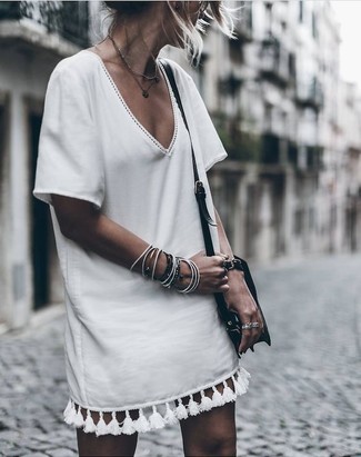 Come indossare e abbinare un vestito a trapezio bianco per una donna di 30 anni in modo smart-casual: Potresti indossare un vestito a trapezio bianco per vestirti casual.