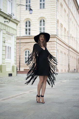 Look alla moda per donna: Vestito a trapezio con frange nero, Sandali con tacco in pelle scamosciata neri, Borsalino di lana nero