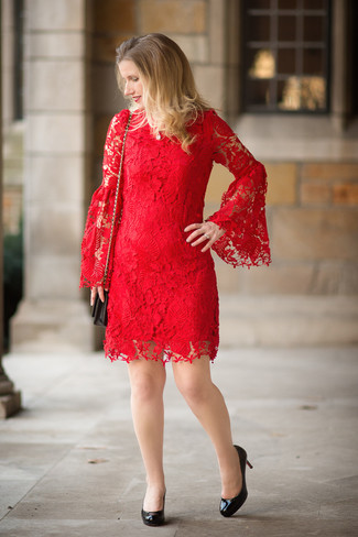 Come indossare e abbinare décolleté in modo formale: Metti un vestito a trapezio di pizzo rosso, perfetto per il lavoro. Questo outfit si abbina perfettamente a un paio di décolleté.