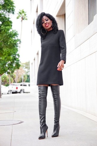 Look alla moda per donna: Vestito a trapezio nero, Stivali sopra il ginocchio in pelle neri