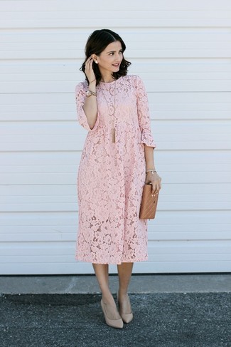 Trend da donna 2024 in modo formale: Opta per un vestito a trapezio di pizzo rosa per un look davvero alla moda. Décolleté in pelle beige sono una splendida scelta per completare il look.