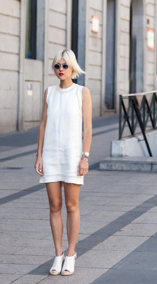 Look alla moda per donna: Vestito a tubino bianco, Sabot in pelle bianchi, Occhiali da sole bianchi e neri, Orologio argento