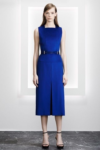 Come indossare e abbinare un vestito blu: Mostra il tuo stile in un vestito blu per un abbigliamento elegante ma casual. Sandali con tacco in pelle neri sono una buona scelta per completare il look.