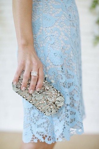 Look alla moda per donna: Vestito a tubino di pizzo azzurro, Pochette decorata argento