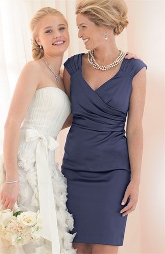 Come indossare e abbinare un gioiello argento per una donna di 50 anni: Opta per un vestito a tubino di raso blu scuro e un gioiello argento per un look facile da indossare.
