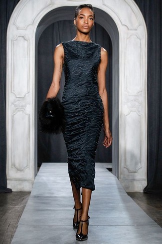 Look alla moda per donna: Vestito a tubino di raso nero, Décolleté in pelle neri, Pochette di pelliccia nera