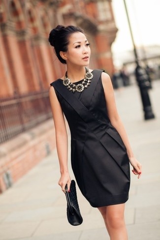 Come indossare e abbinare una collana argento: Opta per un vestito a tubino di seta nero e una collana argento per un look comfy-casual.