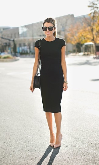 Come indossare e abbinare un vestito a tubino nero in autunno 2024 in modo formale: Scegli un outfit composto da un vestito a tubino nero, perfetto per il lavoro. Décolleté in pelle beige sono una buona scelta per completare il look. Ecco un outfit fantastico per i mesi autunnali.