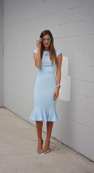 Come indossare e abbinare un vestito a tubino azzurro: Potresti indossare un vestito a tubino azzurro per un elegante abbigliamento da ufficio. Décolleté in pelle argento sono una buona scelta per completare il look.