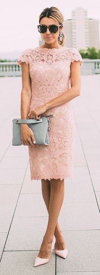 Come indossare e abbinare un gioiello argento in modo formale: Scegli un vestito a tubino di pizzo rosa e un gioiello argento per un look perfetto per il weekend. Décolleté in pelle rosa sono una valida scelta per completare il look.
