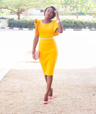 Come indossare e abbinare un vestito a tubino giallo: Vestiti con un vestito a tubino giallo per essere sofisticata e di classe. Décolleté in pelle fucsia sono una validissima scelta per completare il look.