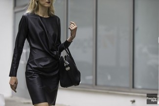 Come indossare e abbinare un vestito a tubino in pelle nero: Mostra il tuo stile in un vestito a tubino in pelle nero per un look elegante ma non troppo appariscente.