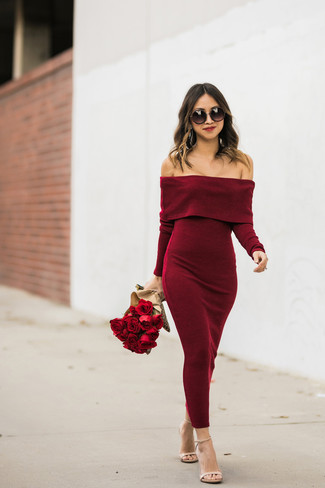 Come indossare e abbinare un vestito a tubino rosso e nero: Indossa un vestito a tubino rosso e nero per un look raffinato per il tempo libero. Perfeziona questo look con un paio di sandali con tacco in pelle beige.