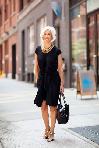 Come indossare e abbinare sandali con tacco neri e dorati: Mostra il tuo stile in un vestito a tubino nero se cerchi uno stile ordinato e alla moda. Perfeziona questo look con un paio di sandali con tacco neri e dorati.