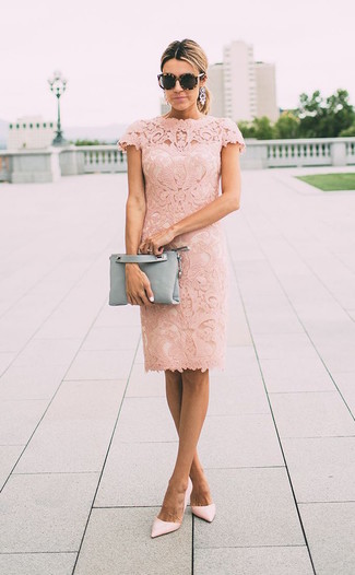 Come indossare e abbinare una pochette grigia per una donna di 30 anni in modo formale: Coniuga un vestito a tubino di pizzo rosa con una pochette grigia per un look facile da indossare. Décolleté in pelle rosa sono una eccellente scelta per completare il look.