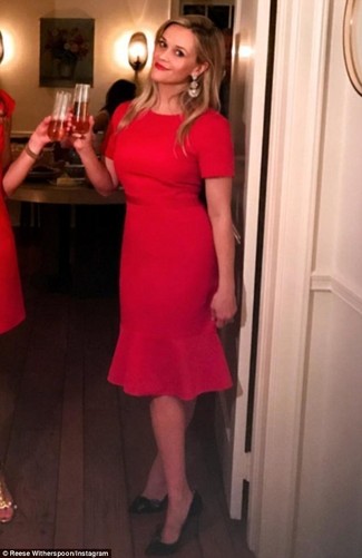 Come indossare e abbinare décolleté in pelle per una donna di 40 anni: Vestiti con un vestito a tubino rosso per un look ordinato e appropriato. Décolleté in pelle sono una gradevolissima scelta per completare il look.
