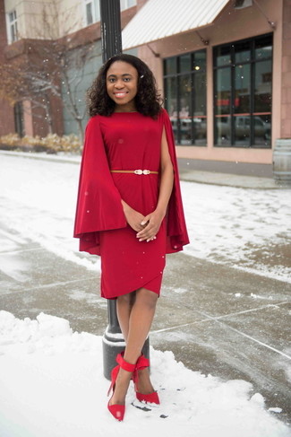 Come indossare e abbinare una cintura lime: Abbina un vestito a tubino rosso con una cintura lime per un look trendy e alla mano. Completa questo look con un paio di décolleté in pelle scamosciata rossi.
