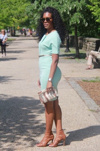 Come indossare e abbinare un vestito verde: Mostra il tuo stile in un vestito verde per un look davvero alla moda. Sandali con tacco in pelle marrone chiaro sono una buona scelta per completare il look.